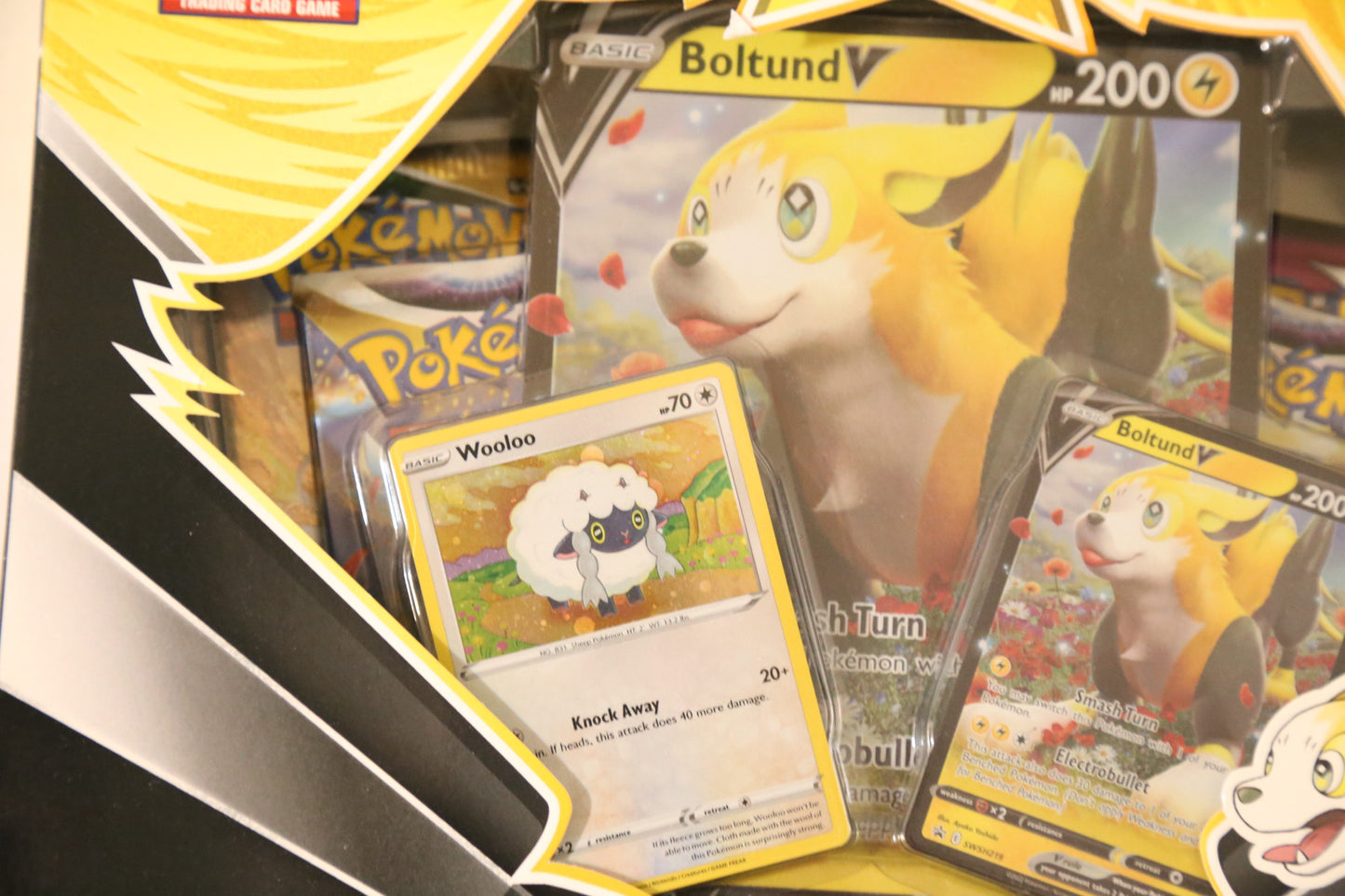 Pokemon TCG: Boltund V Box | Factory Sealed | 4 Booster Packs (1 Evolving Skies)+ Promo Cards